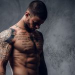 tatouages réalistes et les tatouages tribaux