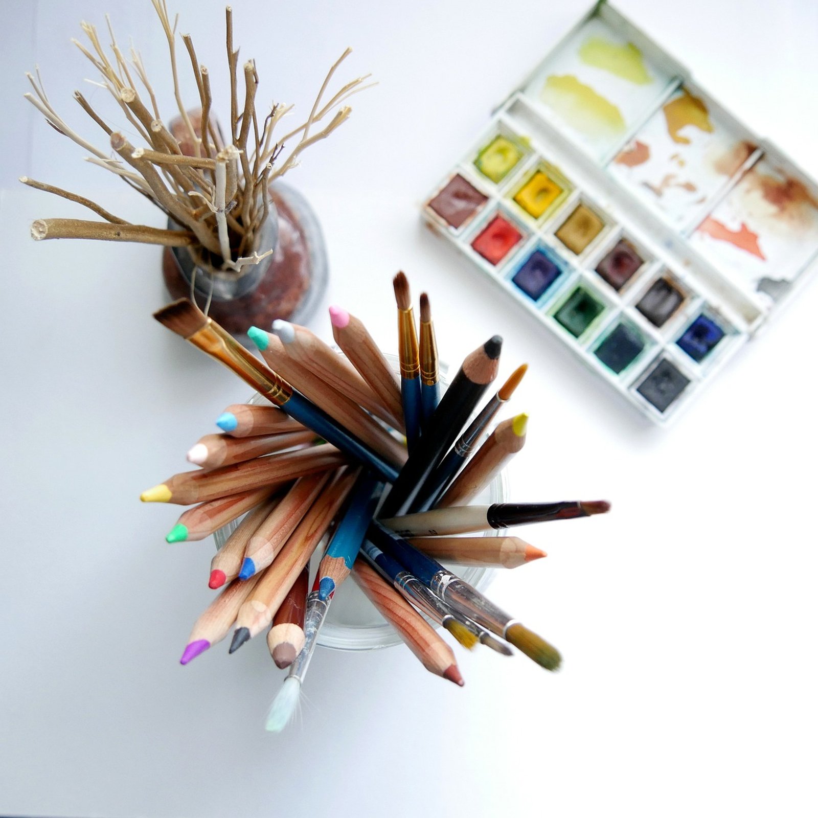 Groupe autour d'une table d'atelier d'écriture
