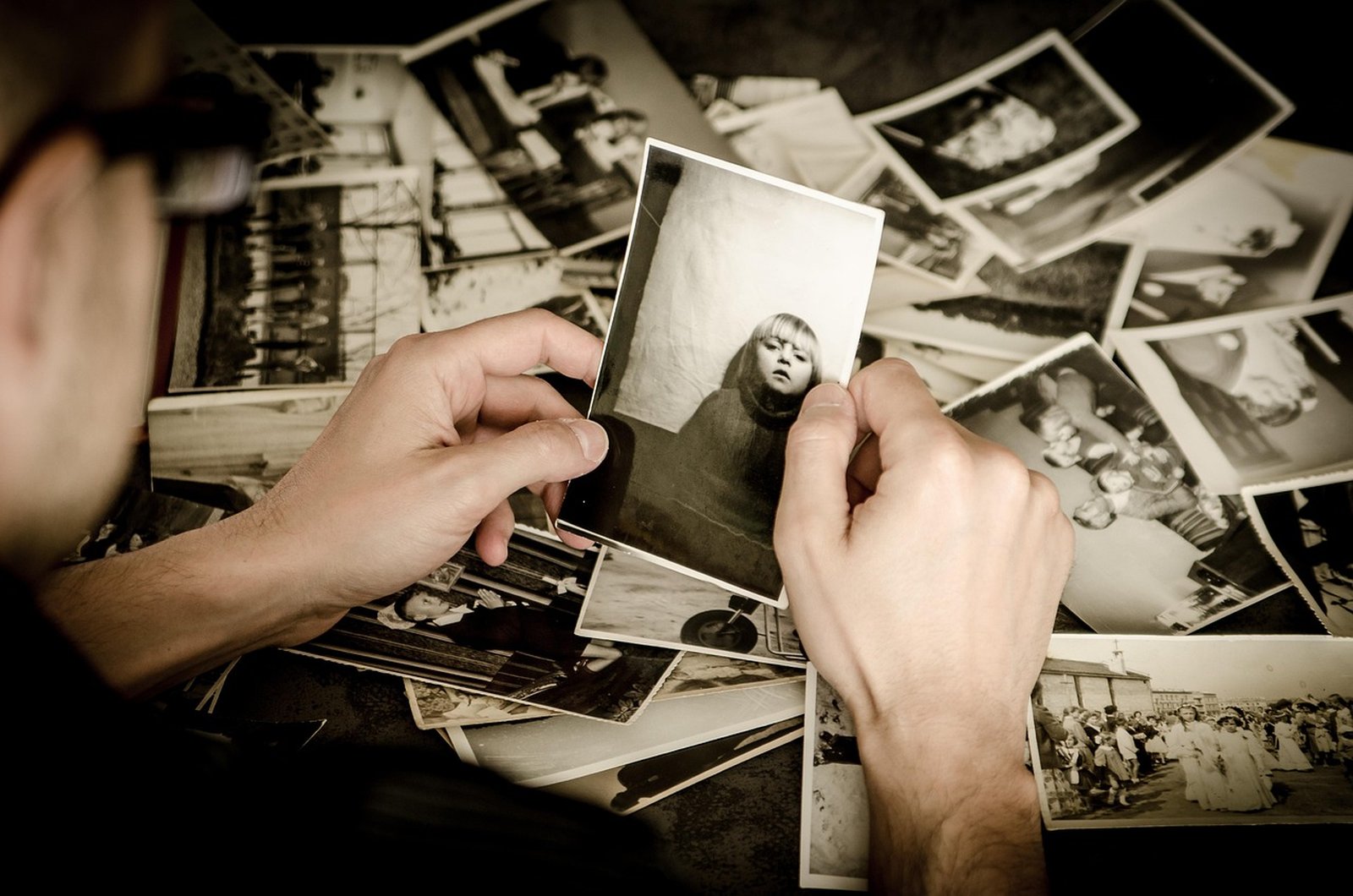 Mains qui feuillettent un album photo relié