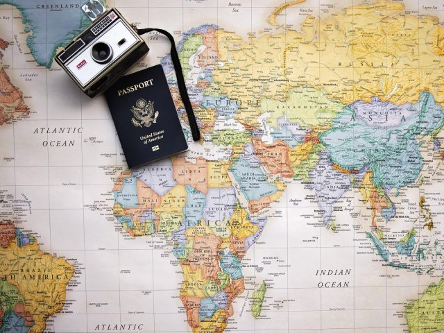 Actes Sud vs Éditions du Seuil : publier un récit de voyage