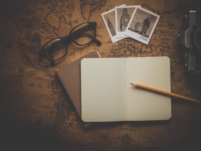 Constituer un carnet de route pour un voyage littéraire