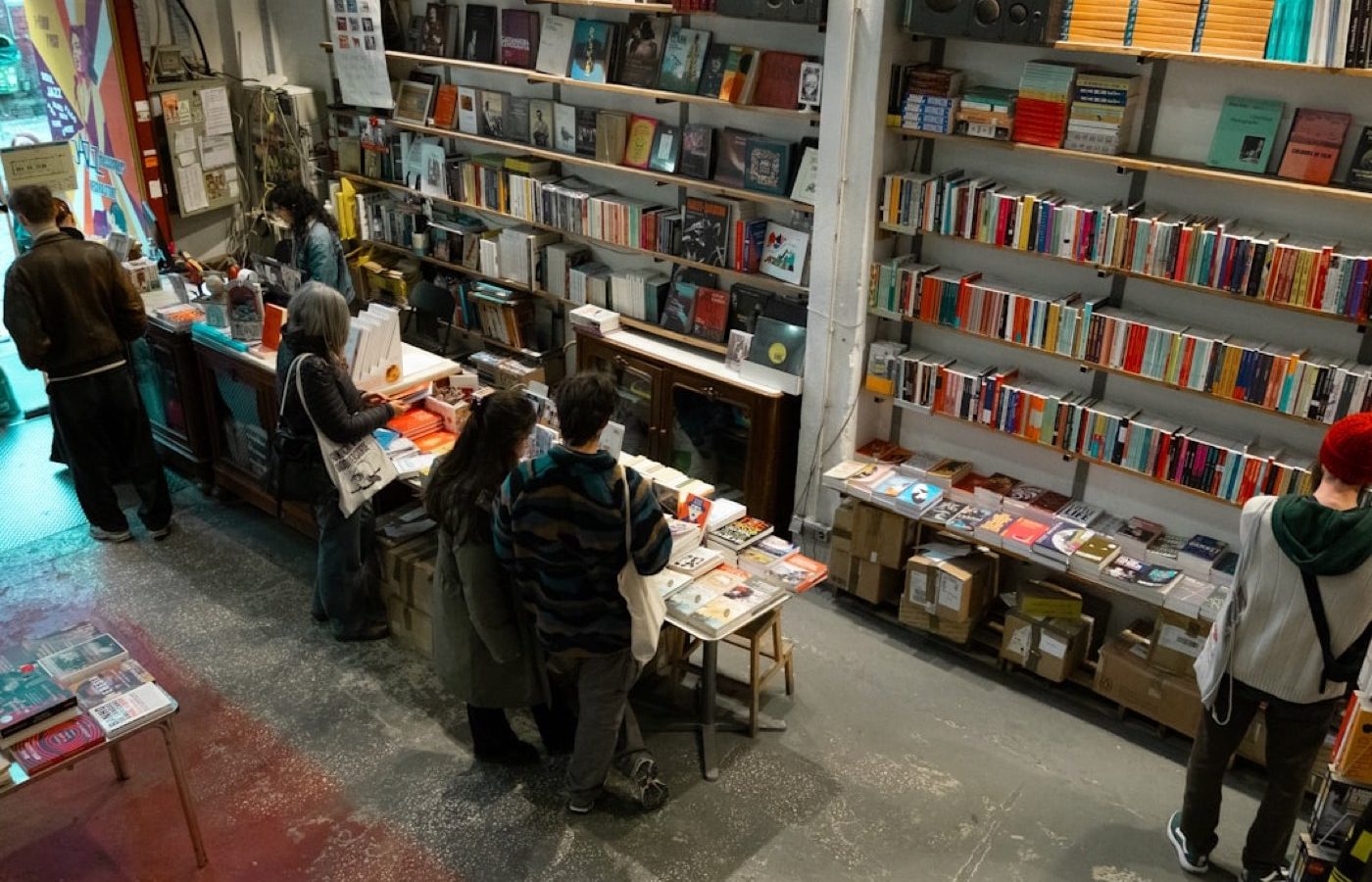 Grasset ou Gallimard : quel éditeur pour la littérature de voyage