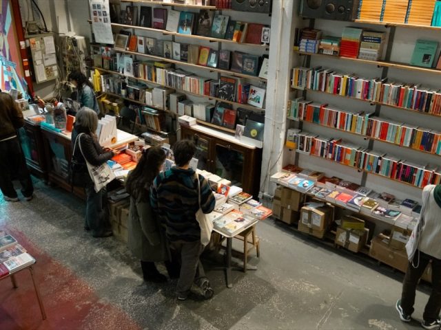 Grasset ou Gallimard : quel éditeur pour la littérature de voyage