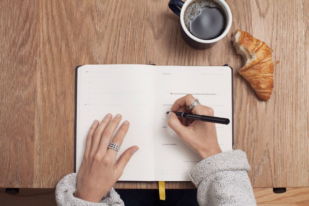Écrire son journal de voyage à une table, café et croissant