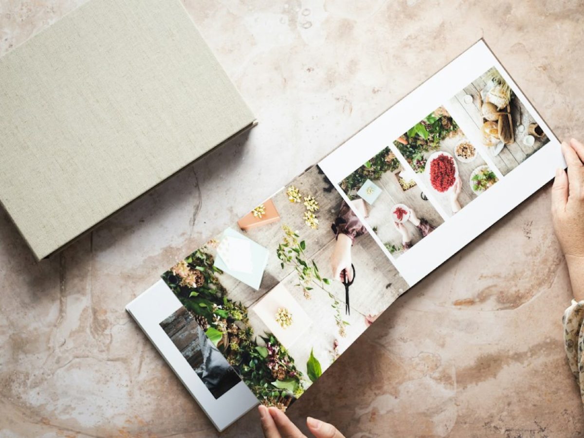 Livre photo paysage ouvert, pages de photos, sur une table