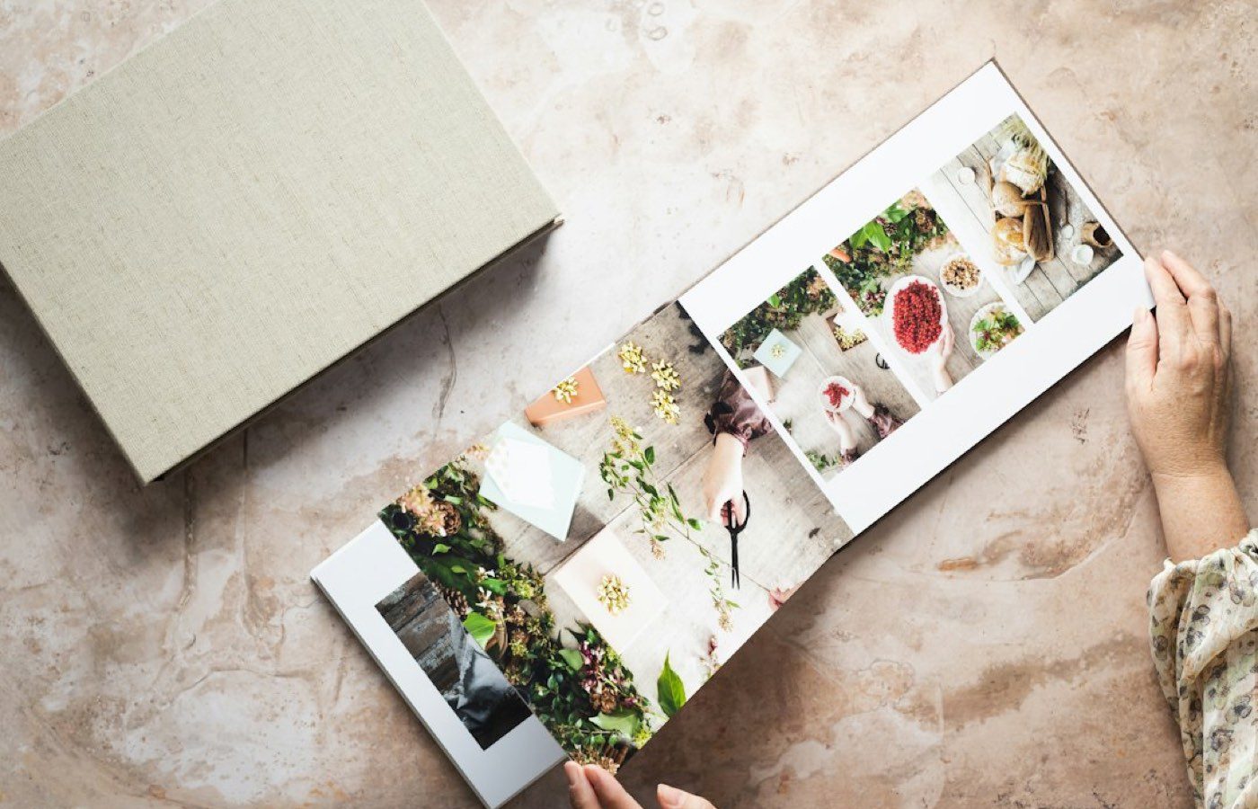 Livre photo paysage ouvert, pages de photos, sur une table